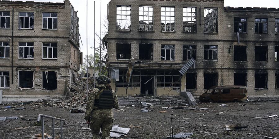 Ein ukrainischer Soldat geht an dem Schauplatz schwerer Kämpfe mit russischen Truppen in der Region Donezk. (Symbolbild) Foto: LIBKOS/AP/dpa