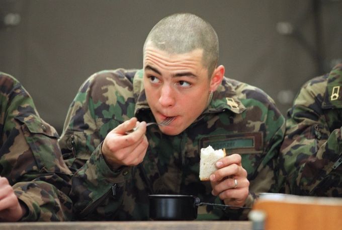 Soldat beim Essen