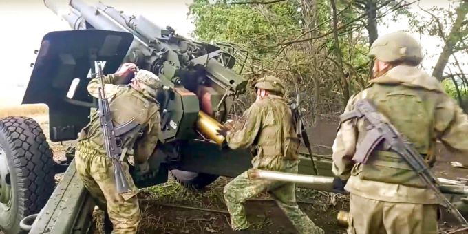 Russische Soldaten bereiten sich auf den Abschuss einer 152,4-mm-Haubitze des Typs Msta-B vor, die an einem nicht genannten Ort in der Ukraine stationiert ist. ukraine krieg