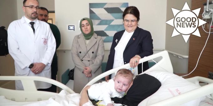 Mit Mami vereint - Baby nach 128 Stunden unter Trümmern gerettet