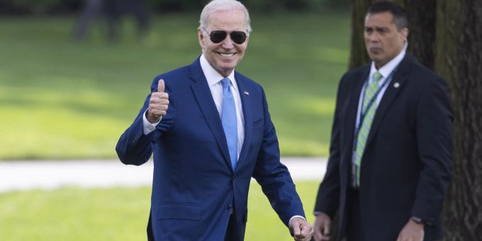 US-Präsident Joe Biden verlässt das Weiße Haus zum G8-Gipfel in Tokio, Japan, in Washington, DC USA, 17. Mai 2023. Biden unterbricht seine Asienreise, um nach Washington DC zurückzukehren, wo er mit führenden Vertretern des Kongresses über die Schuldenobergrenze verhandelt. US President Biden departs White House for the G8 in Tokyo.
