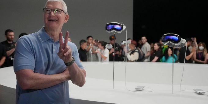 Apple-CEO Tim Cook posiert neben den neuen Vision Pro Headsets auf dem Firmencampus in Cupertino. Apple-CEO Tim Cook posiert neben den neuen Vision Pro Headsets auf dem Firmencampus in Cupertino.