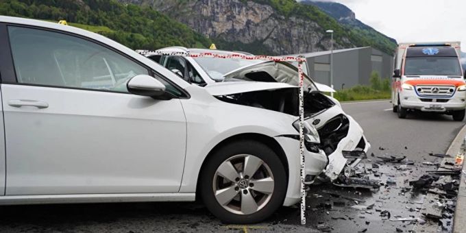 Bei einem Verkehrsunfall in Erstfeld Uri kam es zu vier Verletzten. vier verletzte verkehrsunfall