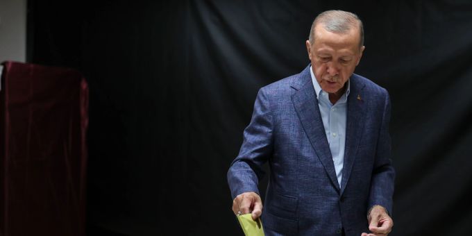 Der türkische Präsident Recep Tayyip Erdogan gibt seinen Stimmzettel in eine Wahlurne in Istanbul. Umit Bektas/Pool Reuters/AP/dpa Recep Tayyip Erdogan