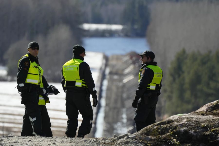 Die finnische Grenzkontrolle überwacht die Bauarbeiten in Pelkola (FIN).