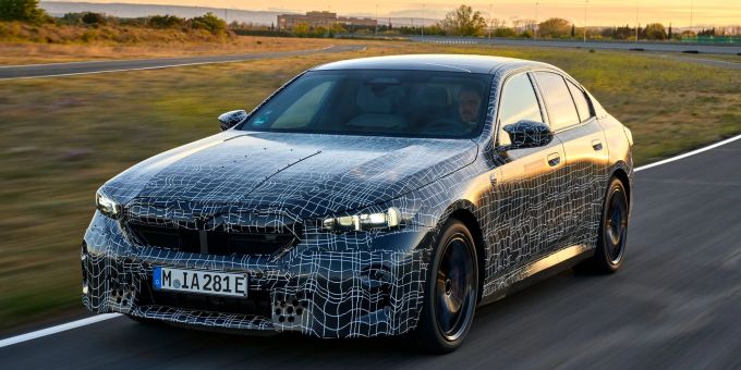 Noch getarnt unterwegs: Richtig starten soll der neue BMW 5er dann im Herbst. Noch getarnt unterwegs: Richtig starten soll der neue BMW 5er dann im Herbst.