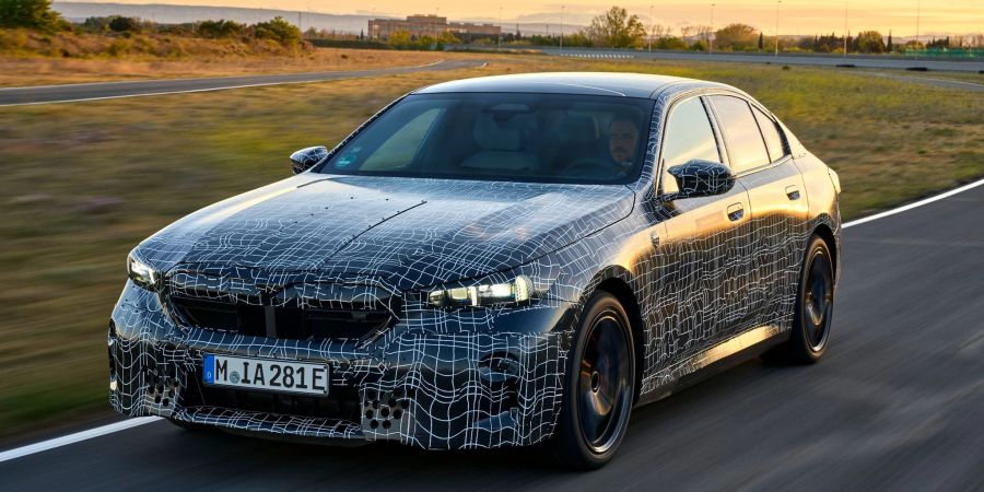 Noch getarnt unterwegs: Richtig starten soll der neue BMW 5er dann im Herbst.