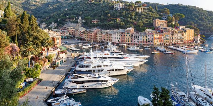 Der Hafen von Portofino mit den farbigen Häuschen im Hintergrund. portofino