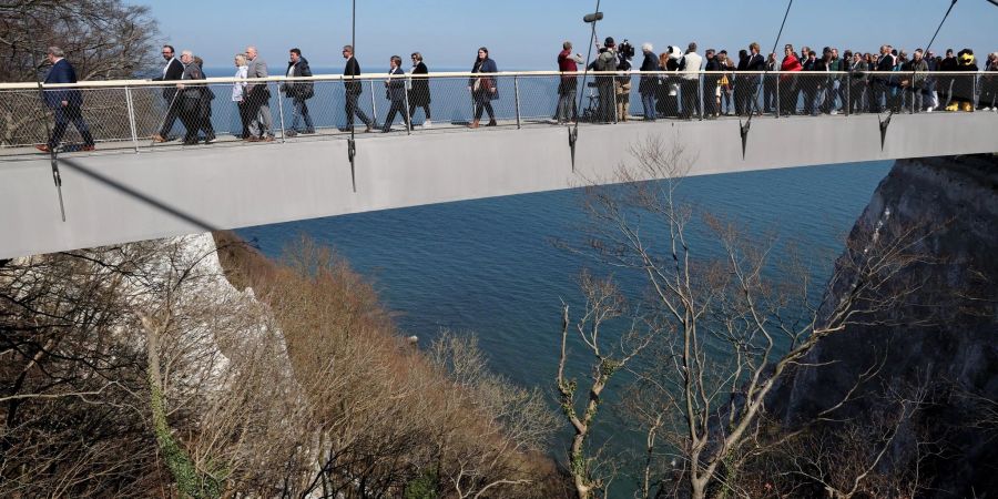 Mit einem Eröffnungsrundgang der Ehrengäste wird der Skywalk auf Rügen freigegeben.
