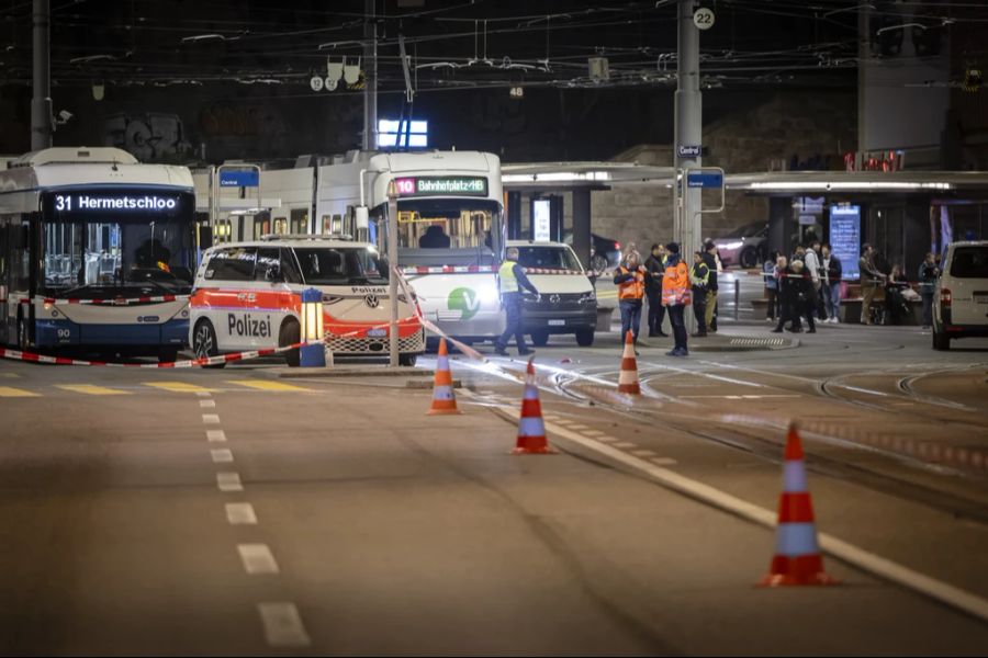 Immer mehr Fussgängerinnen und Fussgänger verunglücken im Strassenverkehr: Insbesondere die Ablenkung durch Smartphones stehe am Ursprung dieses Problems. (Symbolbild)