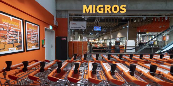 Der Eingang des Migros Supermarktes auf der Schweizer Seite im Westflügel im Bahnhof Basel SBB. Migros