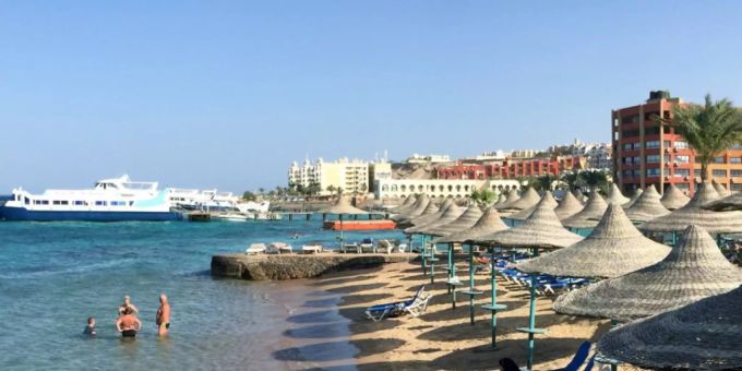 ARCHIV - Touristen stehen im Wasser an einem Hotel-Strand. (Archivbild) Foto: picture alliance / Benno Schwinghammer/dpa ARCHIV - Touristen stehen im Wasser an einem Hotel-Strand. (Archivbild) Foto: picture alliance / Benno Schwinghammer/dpa