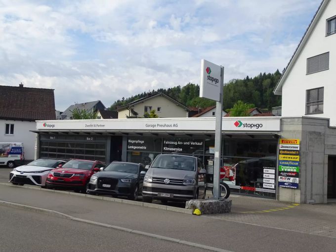 Die Garage befindet sich gleich neben dem Bahnhof Scheuren. Zweifel & Partner Garage Maur