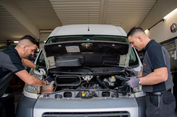 Gazmend Hoti (rechts) begutachtet das Fahrzeug zusammen mit Automechaniker Fatlum Ibishi. Prattelen Automobile GmbH