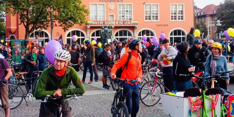 Hunderte treffen auf dem Platz ein.