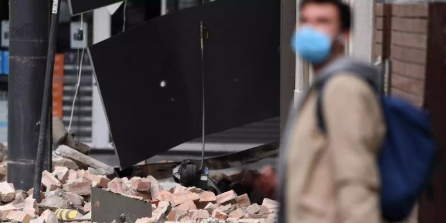 Ziegel liegen auf einer Strasse in Melbourne. Die Erschütterungen des Bebens waren in der ganzen Stadt und sogar bis nach Canberra und Sydney zu spüren. Foto: James Ross/AAP/dpa
