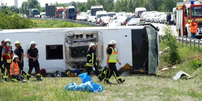 Auf der Autobahn 13 bei Schönwald (Dahme-Spreewald) südöstlich von Berlin ist ein Reisebus verunglückt. Unfall Brandenburg