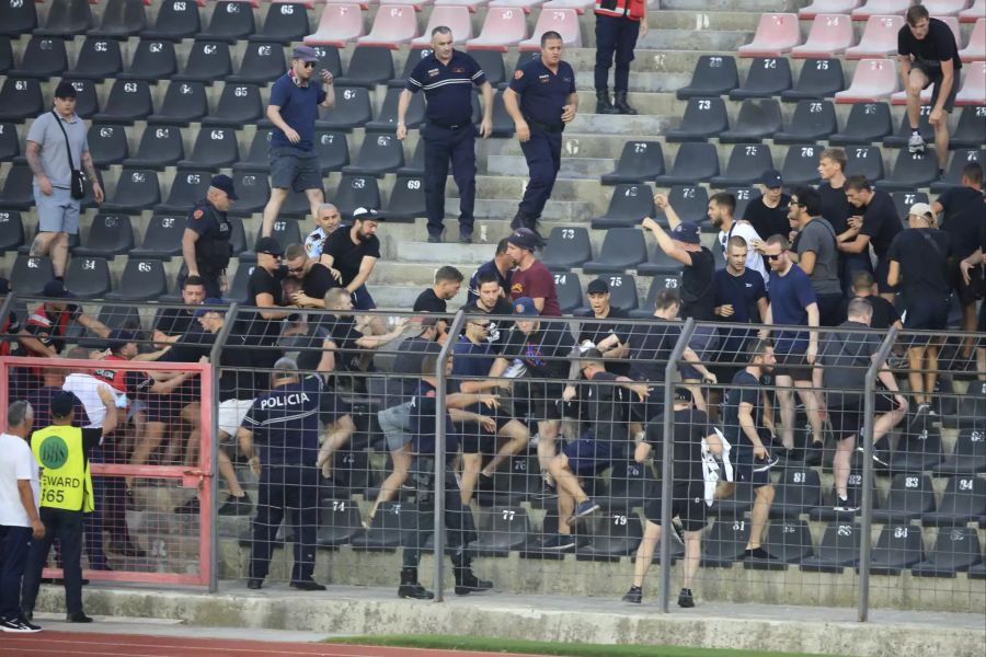 Dabei kommt es auf den Tribünen zu tumultartigen Szenen.