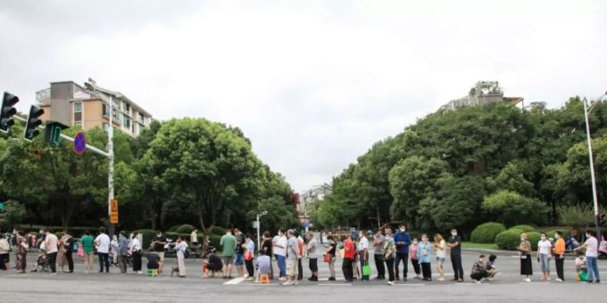 Einwohner in Nanjing warten auf ihren Corona-Test. Einwohner in Nanjing warten auf ihren Corona-Test.