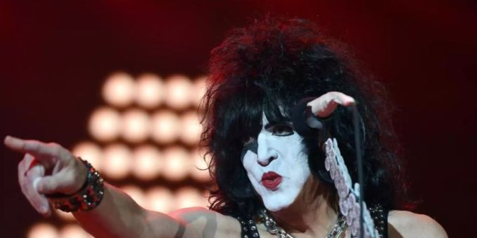 Paul Stanley, Gitarrist und Sänger der Hardrock-Band Kiss, kann nach einem positiven Corona-Test nicht auftreten. Foto: Caroline Seidel/dpa Paul Stanley, Gitarrist und Sänger der Hardrock-Band Kiss, kann nach einem positiven Corona-Test nicht auftreten. Foto: Caroline Seidel/dpa