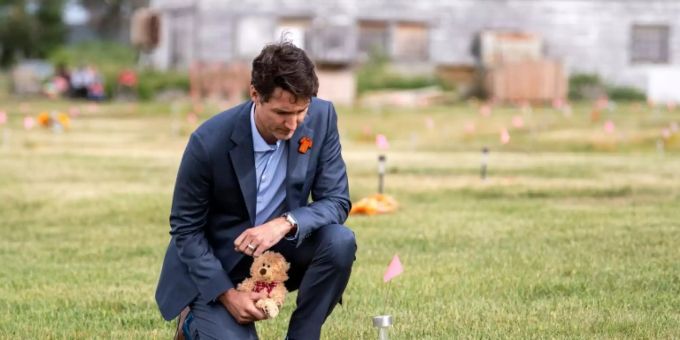 Justin Trudeau legt einen Teddybär auf das Gelände einer ehemaligen Internatsschule Justin Trudeau legt einen Teddybär auf das Gelände einer ehemaligen Internatsschule