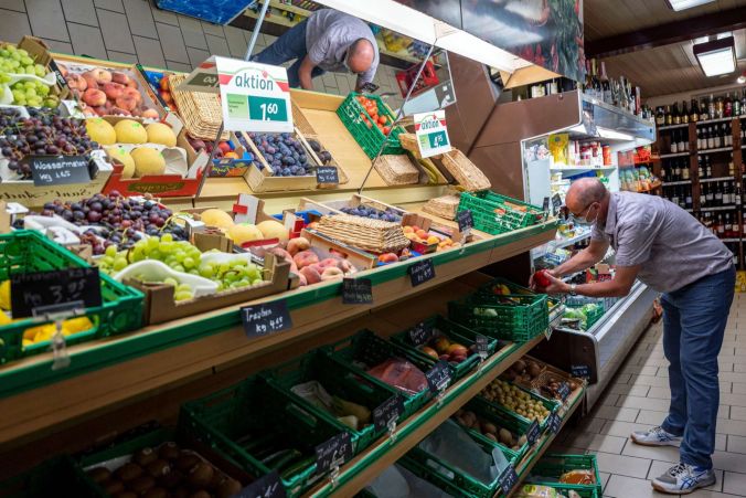 Die Gemüse- und Früchteauslage wird vorbereitet.
