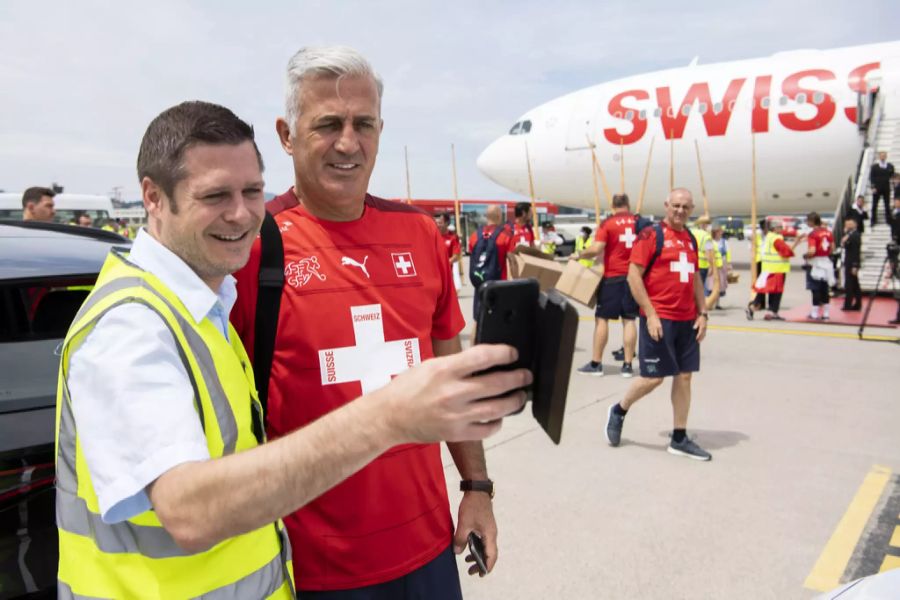 Ein Selfie mit Nati-Trainer Vladimir Petkovic auf dem Rollfeld.