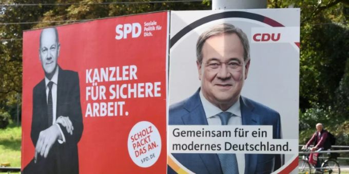 Wahlplakate mit Laschet und Scholz. Scholz Laschet