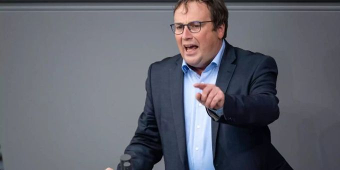 Oliver Krischer (Bündnis 90/Die Grünen) spricht bei der Plenarsitzung im Deutschen Bundestag. (Archivbild). Foto: Bernd von Jutrczenka/dpa Oliver Krischer (Bündnis 90/Die Grünen) spricht bei der Plenarsitzung im Deutschen Bundestag. (Archivbild). Foto: Bernd von Jutrczenka/dpa