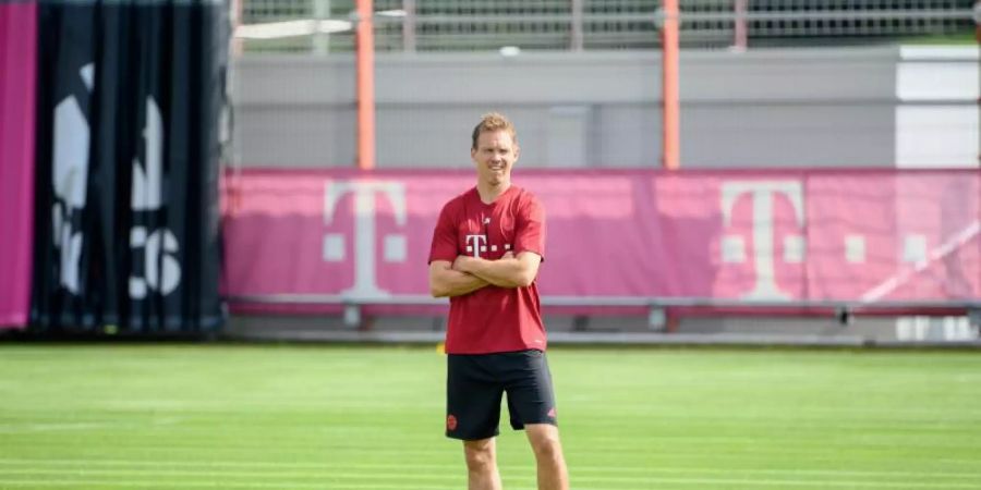 Bayern-Trainer Nagelsmann beobachtet das Training seiner Mannschaft vor dem CL-Auftakt beim FC Barcelona. Foto: Matthias Balk/dpa