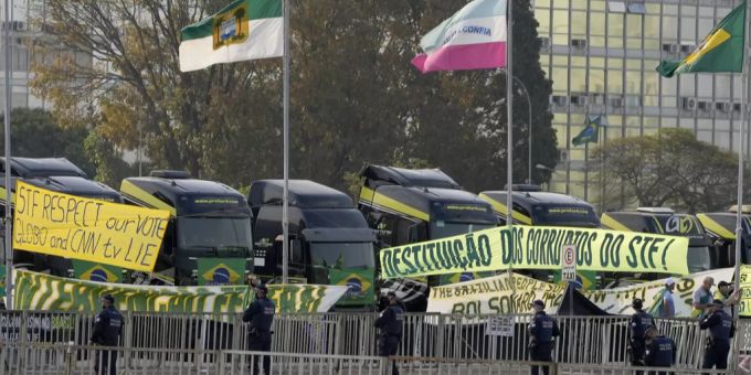 Anhänger des brasilianischen Präsidents Jair Bolsonaro errichteten eine Blockade. Jair Bolsonaro