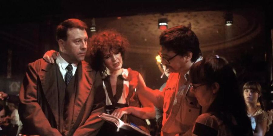 Günter Lamprecht (als Franz Biberkopf, l) und Elisabeth Trissenaar (M) bei einer Besprechung mit dem Regisseur Rainer Werner Fassbinder (2.v.r.) während der Dreharbeiten zu dem Fernsehfilm «Berlin Alexanderplatz». Foto: Konrad Giehr/dpa