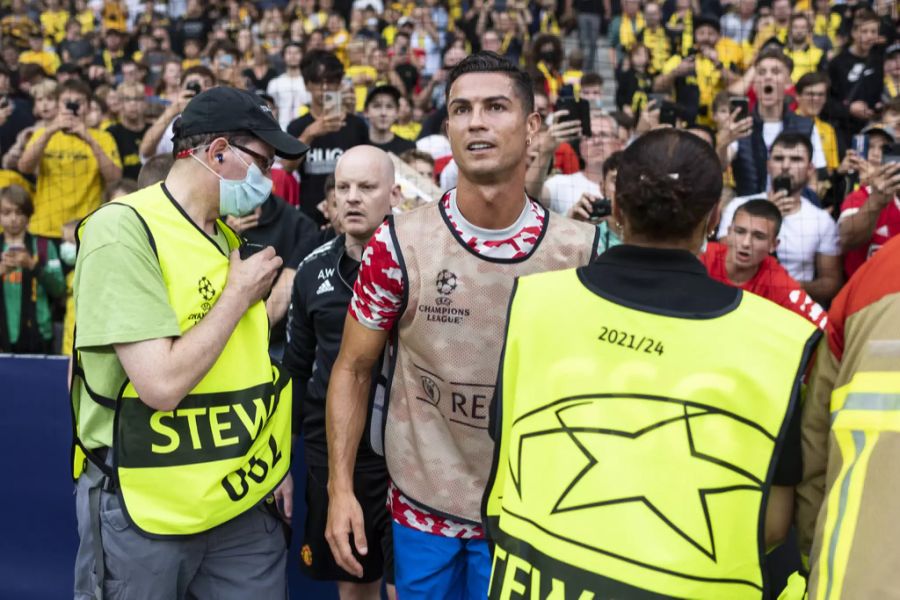 Ronaldo scheint froh zu sein, dass es der Ordnerin gut geht.