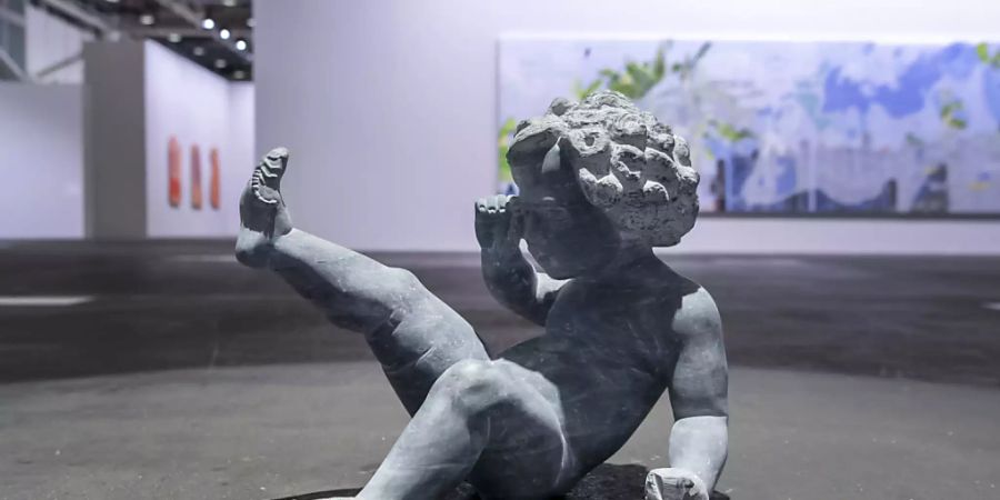 Ganz anders als diese Figur des italienischen Künstlers Enzo Cuchi präsentiert sich die Messe Art Basel sehr standhaft.