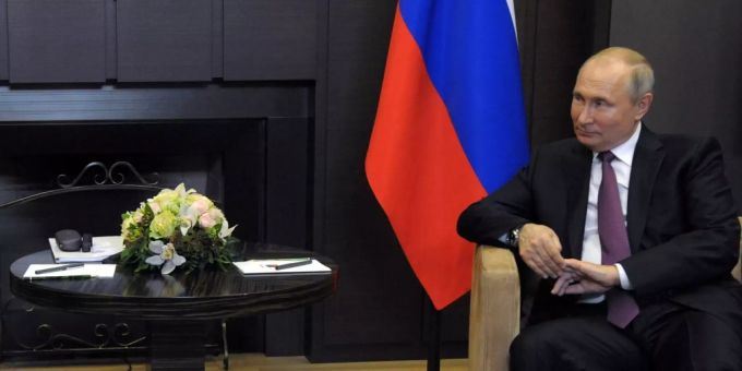 Wladimir Putins Partei wird vorgeworfen, die Wahlen in Russland manipuliert zu haben. Wladimir Putin Wahlen Russland
