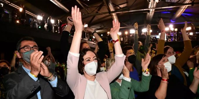 Grüne Spitzenpolitiker jubeln in Berlin Grüne Spitzenpolitiker jubeln in Berlin