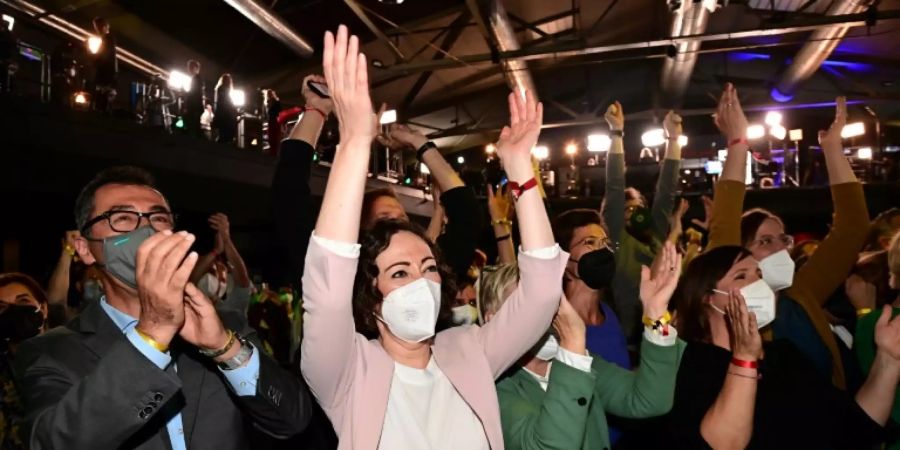 Grüne Spitzenpolitiker jubeln in Berlin