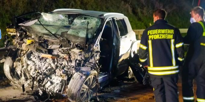Feuerwehrleute am Autowrack des Falschfahrers in Pforzheim. Foto: Markus Rott/Einsatz-Report24/dpa Feuerwehrleute am Autowrack des Falschfahrers in Pforzheim. Foto: Markus Rott/Einsatz-Report24/dpa