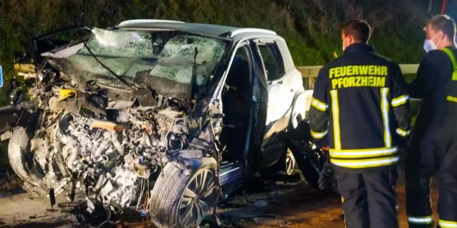 Feuerwehrleute am Autowrack des Falschfahrers in Pforzheim. Foto: Markus Rott/Einsatz-Report24/dpa