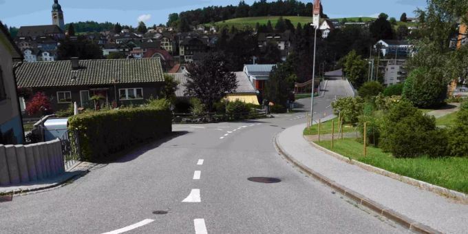 Der Autofahrer flüchtete, ohne sich um den verletzten E-Trottinettfahrer zu kümmern. Unfall