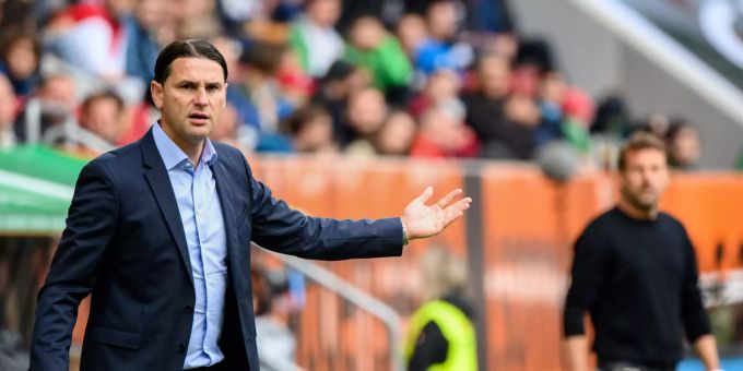 Trainer Gerardo Seoane von Leverkusen gestikuliert am Spielfeldrand. Gerardo Seoane Bundesliga Leverkusen