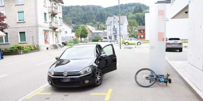 Es entstand Sachschaden von mehreren Hundert Franken. Unfall