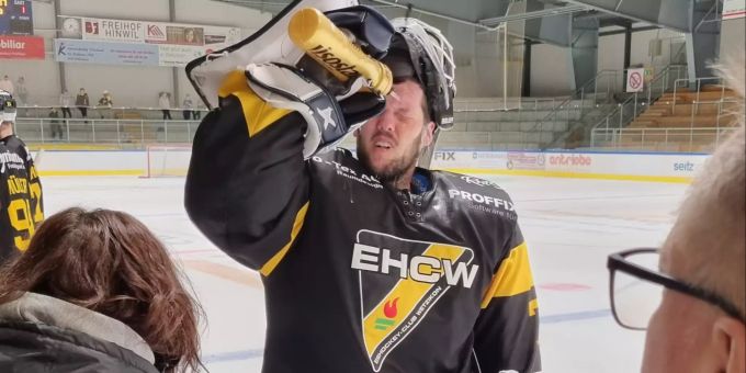 EHCW-Goalie Odin Neuenschwander gönnt sich eine Abkühlung. EHCW-Goalie Odin Neuenschwander gönnt sich eine Abkühlung.