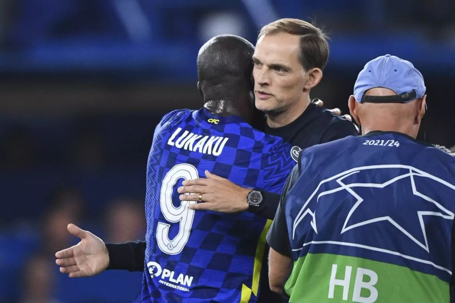 Chelsea-Trainer Thomas Tuchel umarmt seinen Stürmer Romelu Lukaku.
