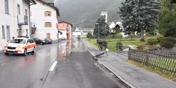 Am Donnerstag ist auf der Hauptstrasse in Müstair ein Fahrradfahrer gestürzt.