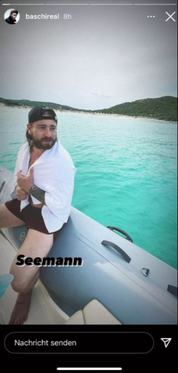 Baschi geniesst die Zeit im Mittelmeer. Baschi Alana