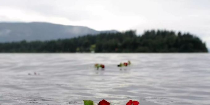 Eine Rose schwimmt im Gedenken an die Opfer des Anschlags des norwegischen Massenmörders Anders Behring Breivik vor der Insel im Wasser. Foto: Jörg Carstensen/dpa Eine Rose schwimmt im Gedenken an die Opfer des Anschlags des norwegischen Massenmörders Anders Behring Breivik vor der Insel im Wasser. Foto: Jörg Carstensen/dpa