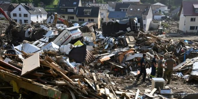 Trümmer- und Abfallberge nach dem Hochwasser in Altenahr Trümmer- und Abfallberge nach dem Hochwasser in Altenahr