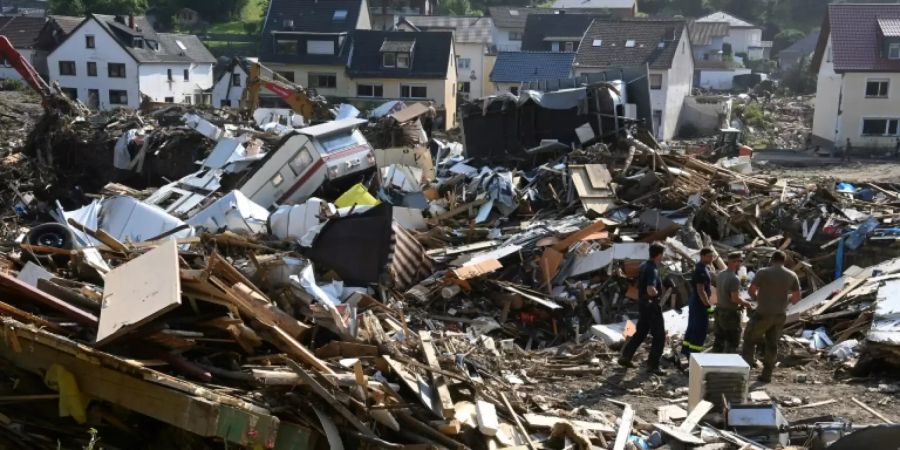 Trümmer- und Abfallberge nach dem Hochwasser in Altenahr