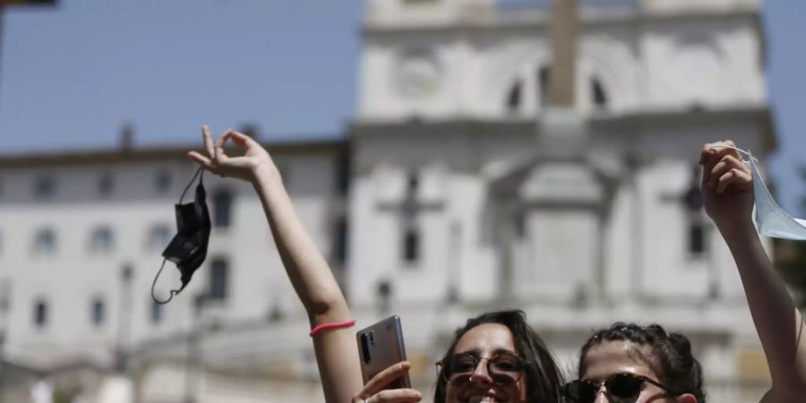Zwei Frauen machen in Rom ein Selfie. Foto: Cecilia Fabiano/LaPresse via ZUMA Press/dpa